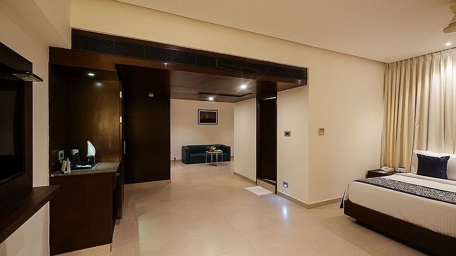 Royal Suite King Bed Room.jpg (7)