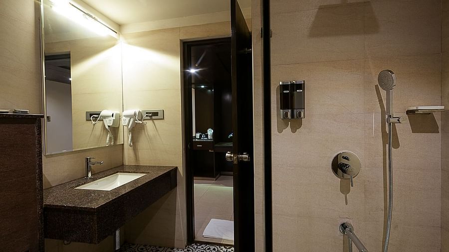 Royal Suite Twin Bed Room - Bed Room.jpg 5
