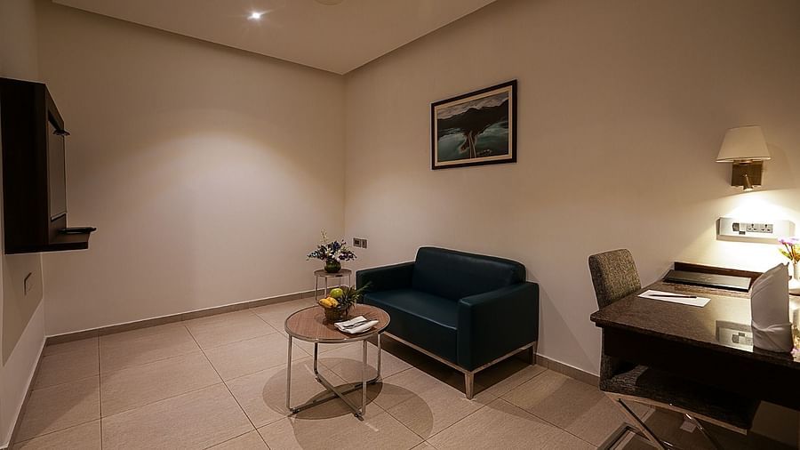 Royal Suite Twin Bed Room - Leaving Room