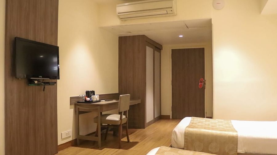 Deluxe Room with twin beds and LCD TV at Hotel Diplomat