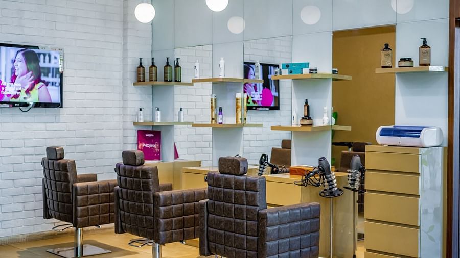 Overview of the salon areas with chairs and floor to ceiling mirrors - IOSIS Spa & Wellness