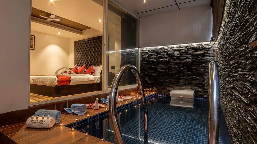 Divan Pool Room