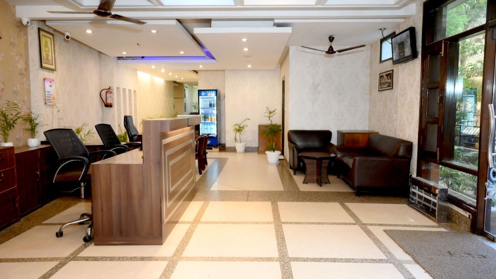  A spacious hotel lobby with a contemporary ceiling design, wooden reception desk, and well-lit interiors - Hotel Diamond Inn, Chandigarh