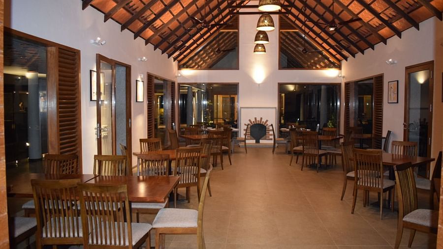 The Birchwood Retreat - view of the restaurant seating options