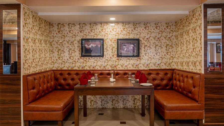 Dining table and cushioned seats | Summit Oakden Resort & Spa, Mall Road