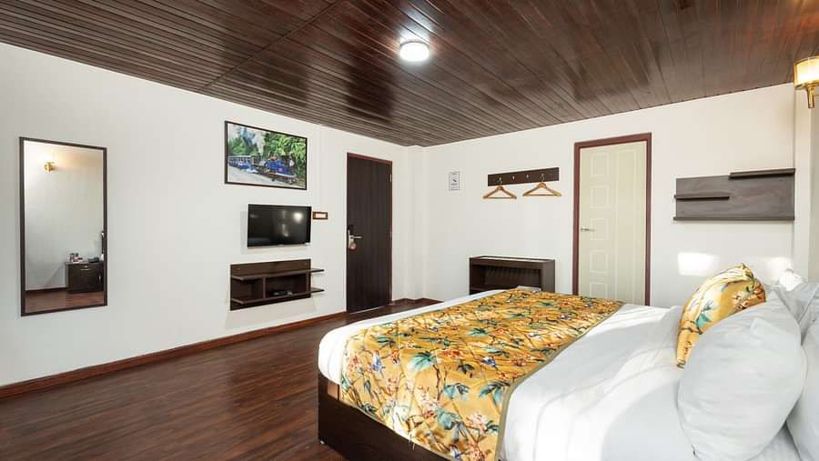 Image of a room with bed and mirror on the wall at Summit Sherpa Mountain Hotel & Spa, Kalimpong