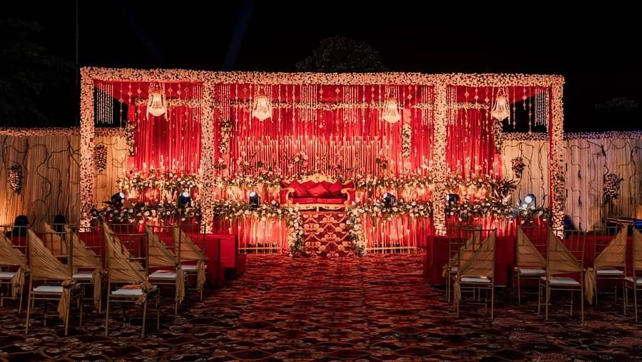 Wedding arrangement at Singalila Club at night