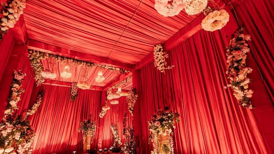 Wedding arrangement at Singalila Club at night