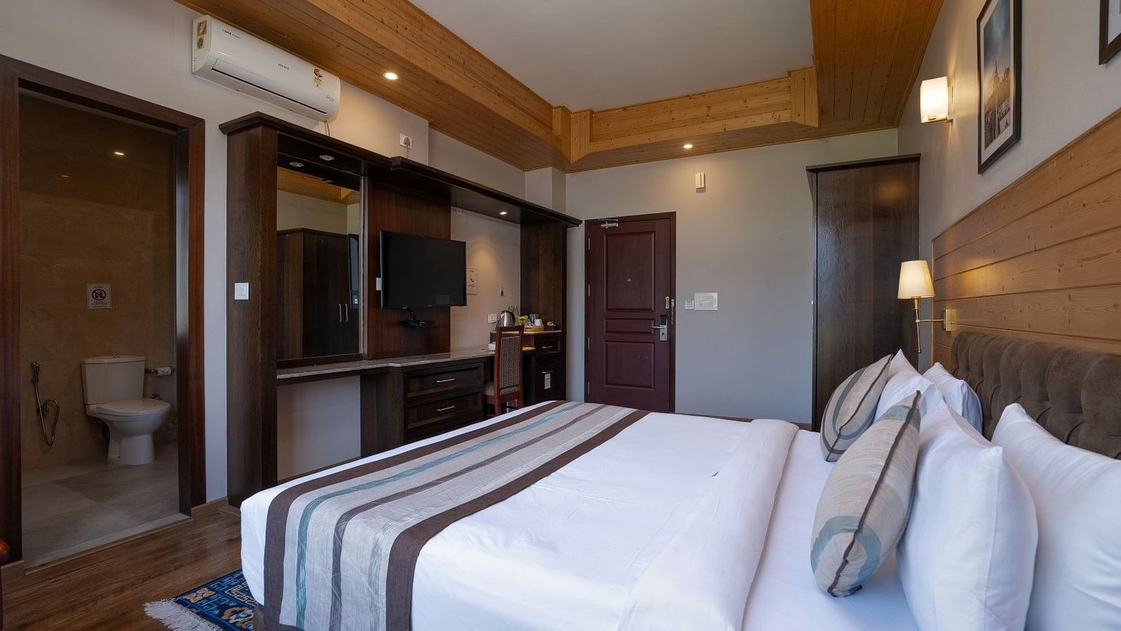A room at Summit Alpine Abode with a double bed 