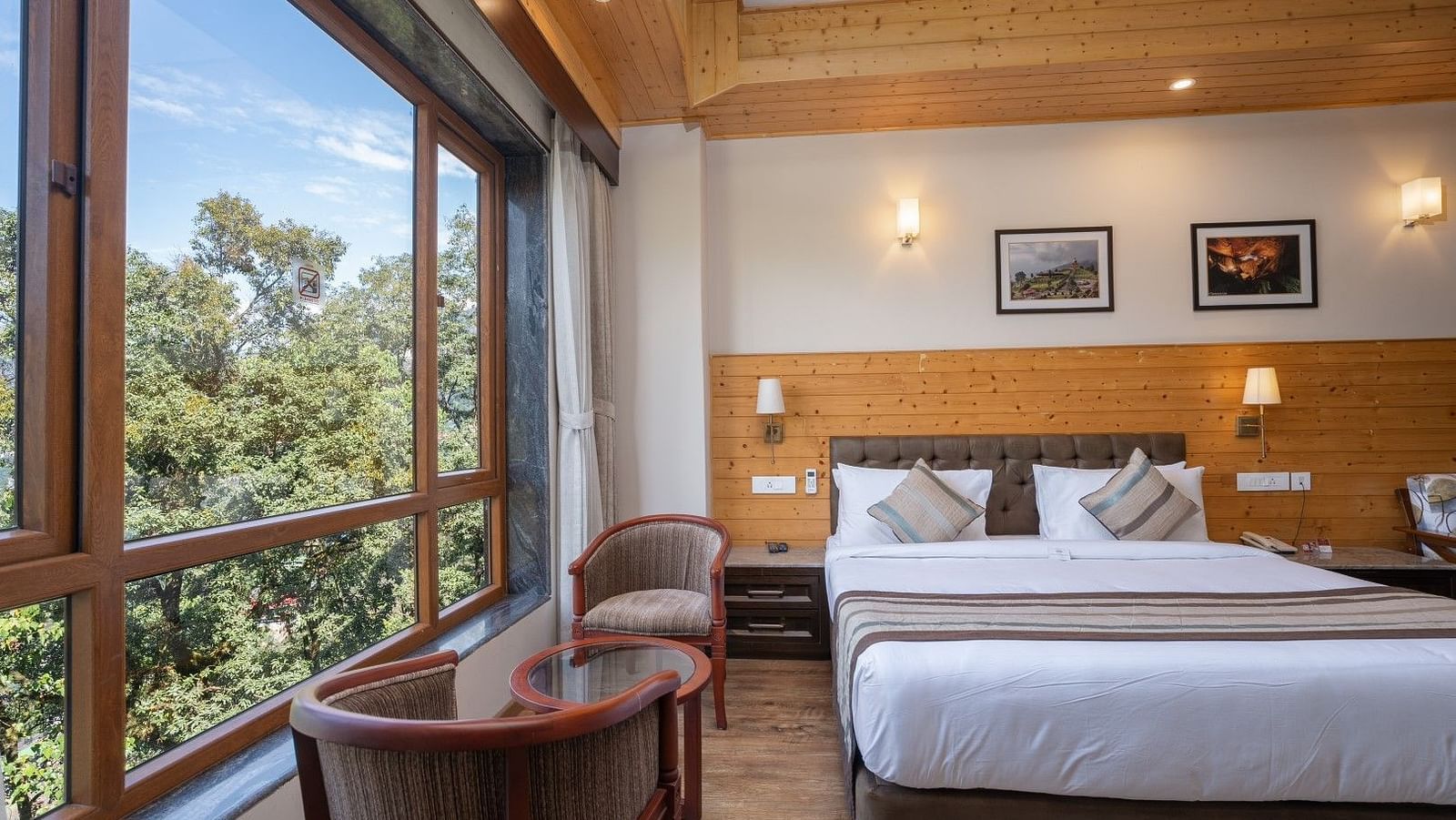 A room at Summit Alpine Abode with a double bed