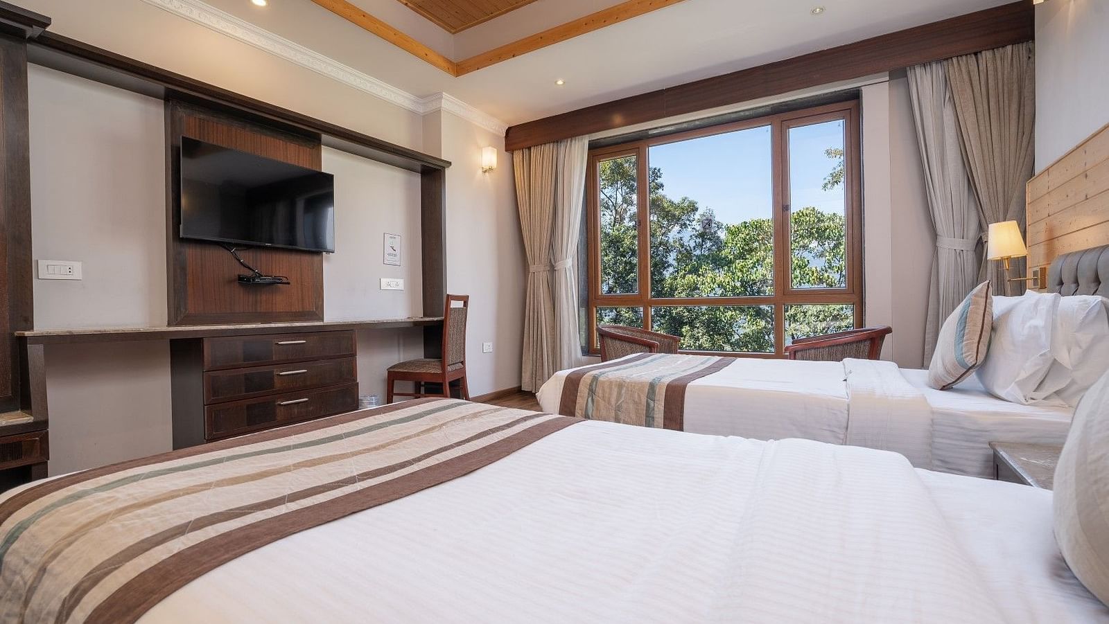 A room at Summit Alpine Abode with twin beds and mountain views