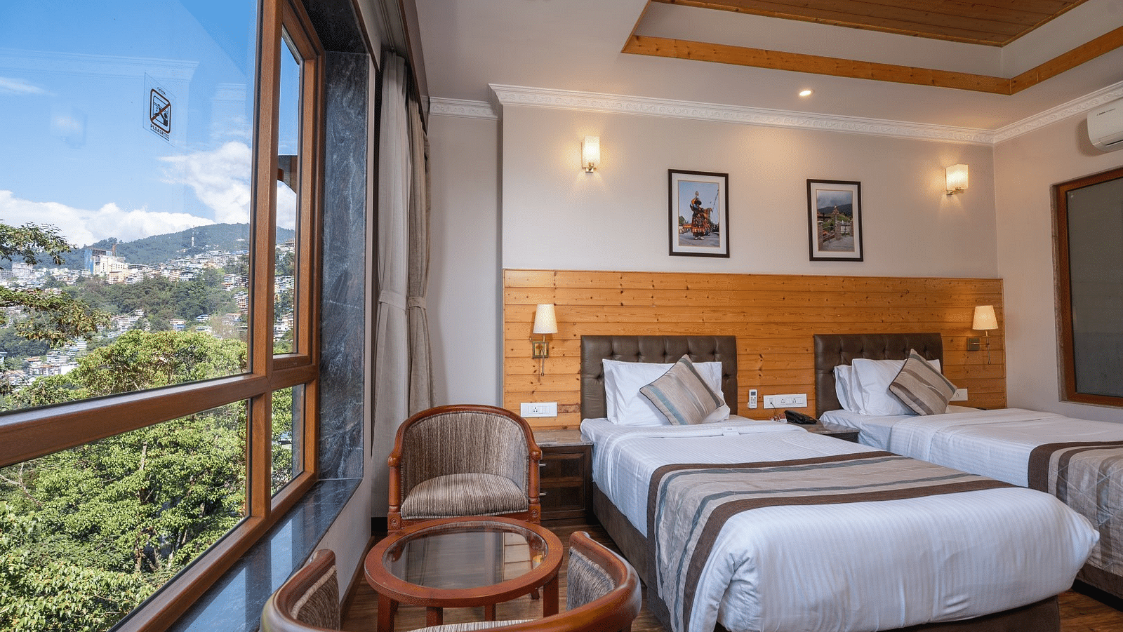 A room at Summit Alpine Abode with twin beds and mountain views