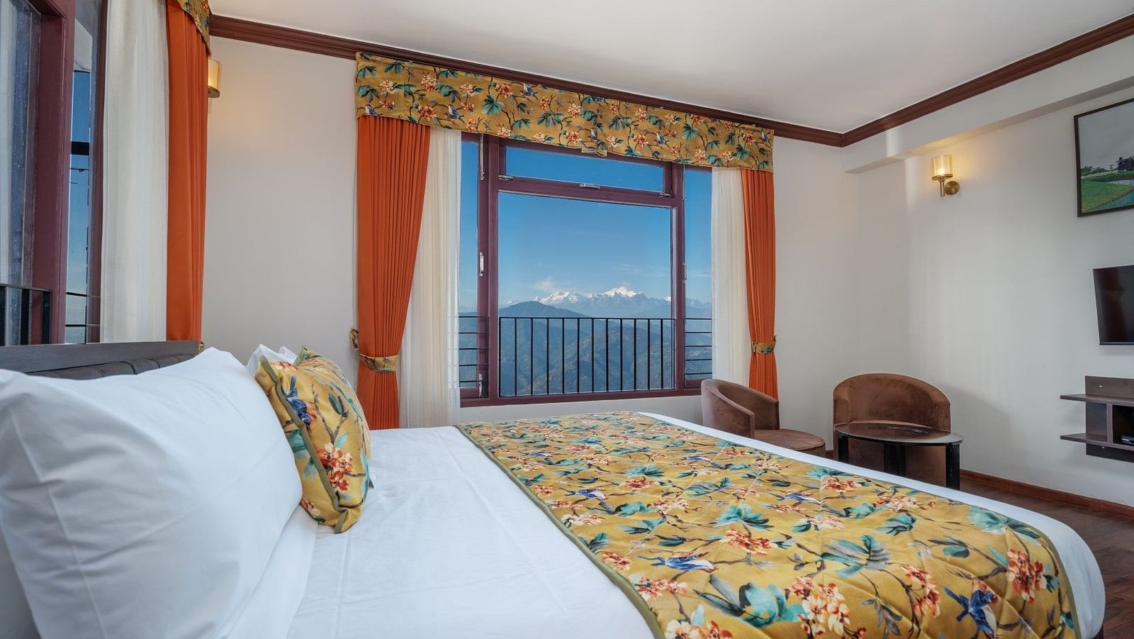 Image of a room with bed and windows on two sides of the wall at Summit Sherpa Mountain Hotel & Spa, Kalimpong