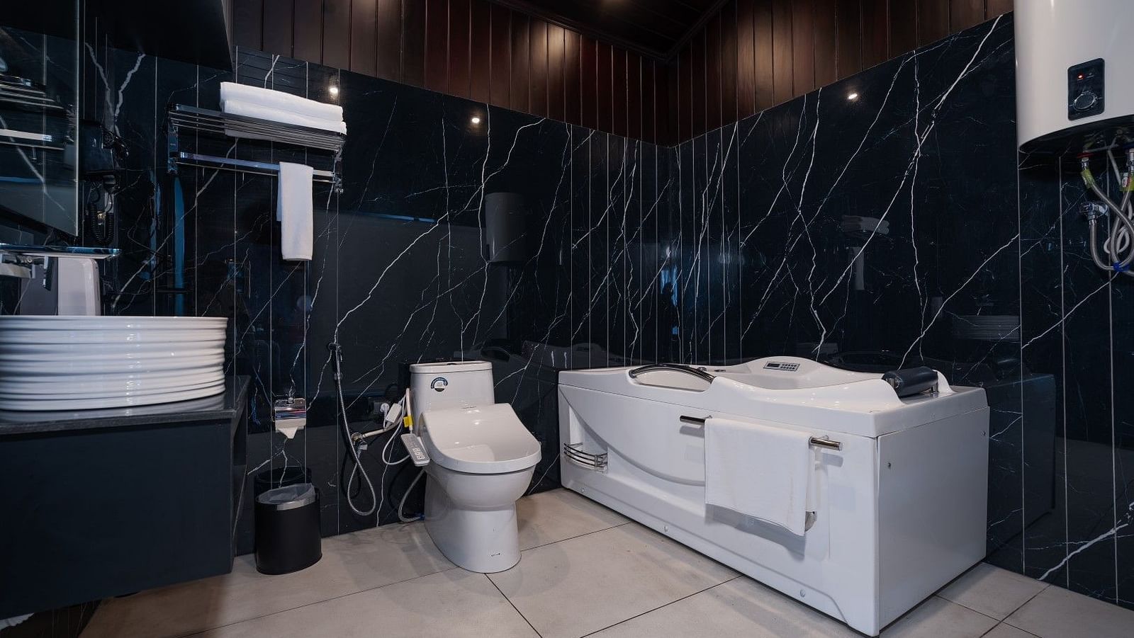 Image of a washroom wit a bathtub and all modern ammenities.