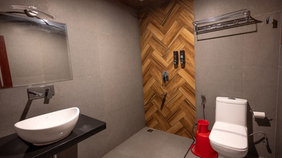 FAMILY ROOM WASHROOM (Large)