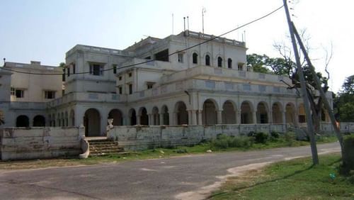 A beat up palace before restoration by Neemrana - The baradari palace