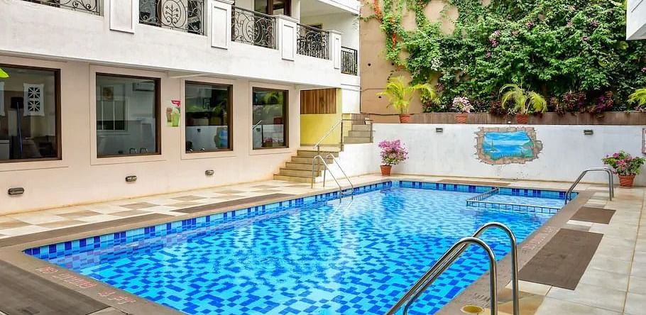 Swimming pool with an exterior view of the facade at La Vida Studio Inn.