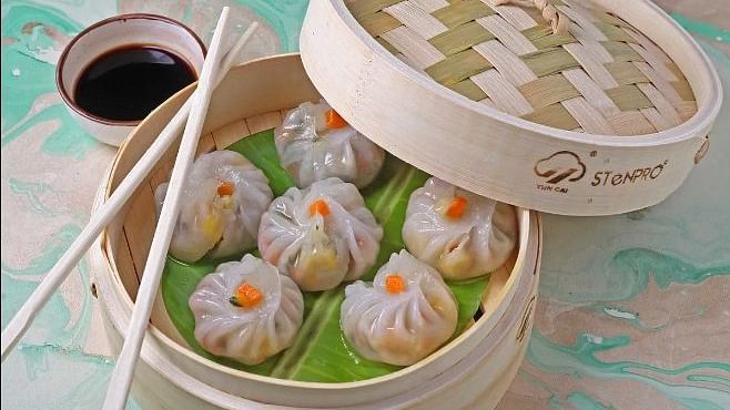 momos platter with green cover and chopsticks