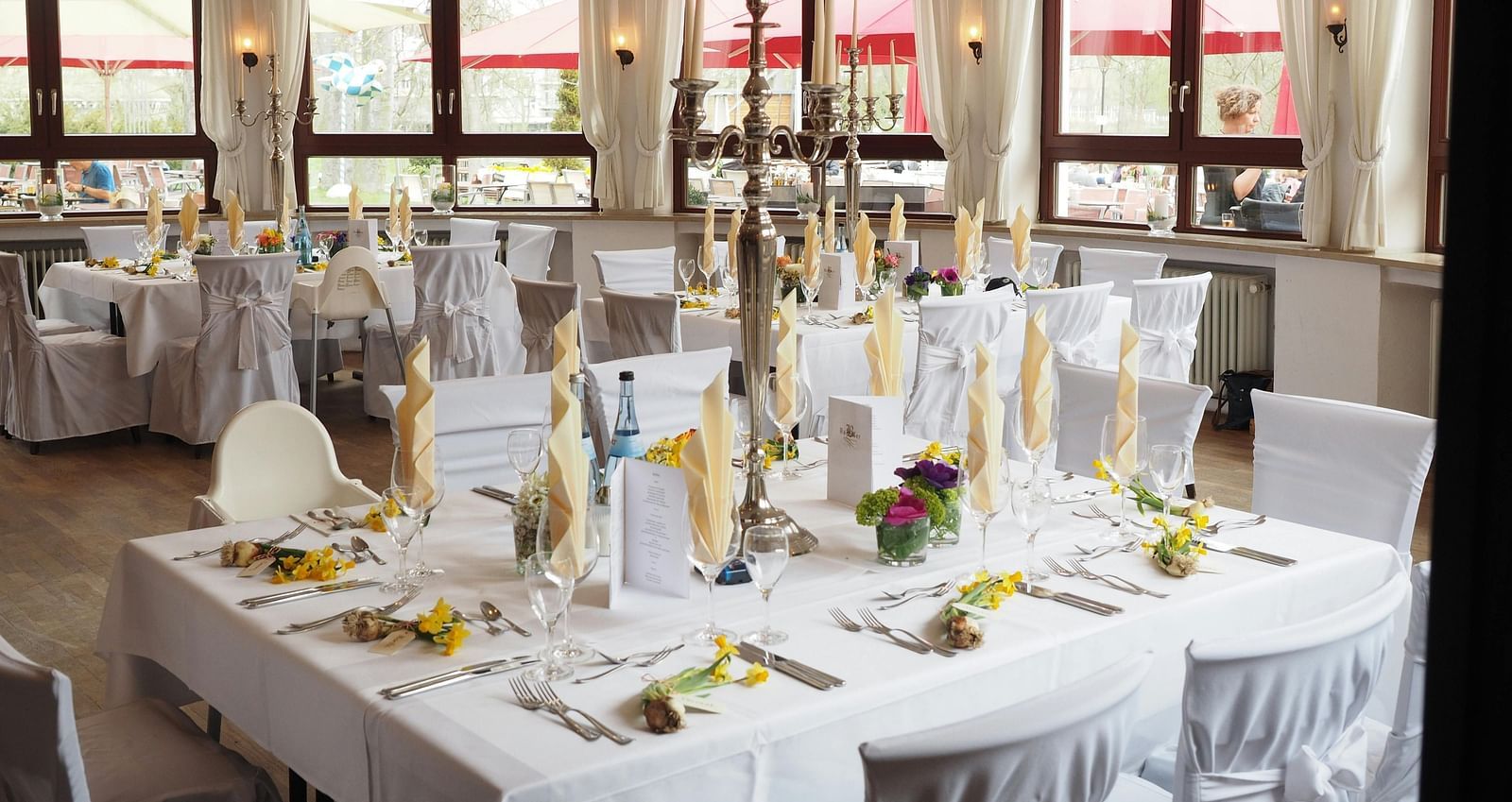 Tables and chairs kept in clusters in a hall |  Mango Hill Central, Chennai