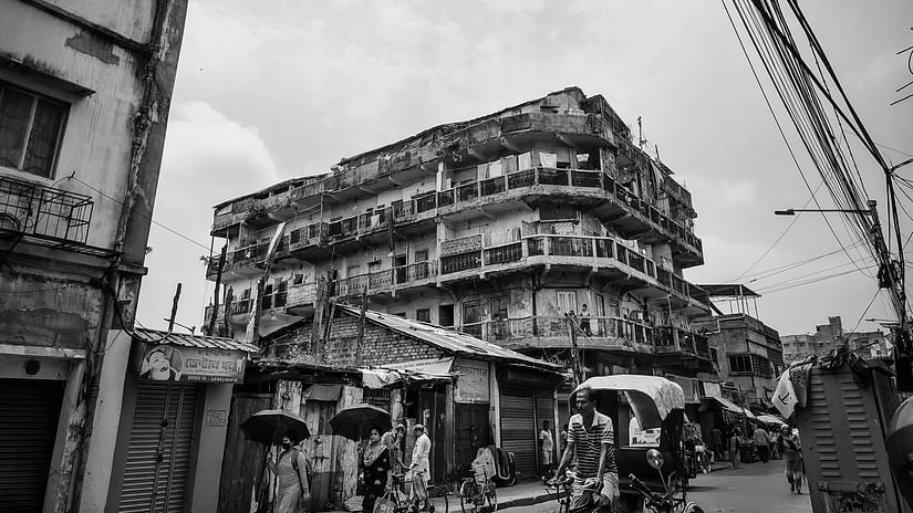 Netaji Bhavan with rickshaw on the road
