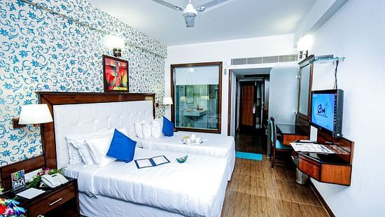 A full view of a room with a bed, TV and other furniture | Sun Park Hotel & Banquet, Chandigarh - Zirakpur