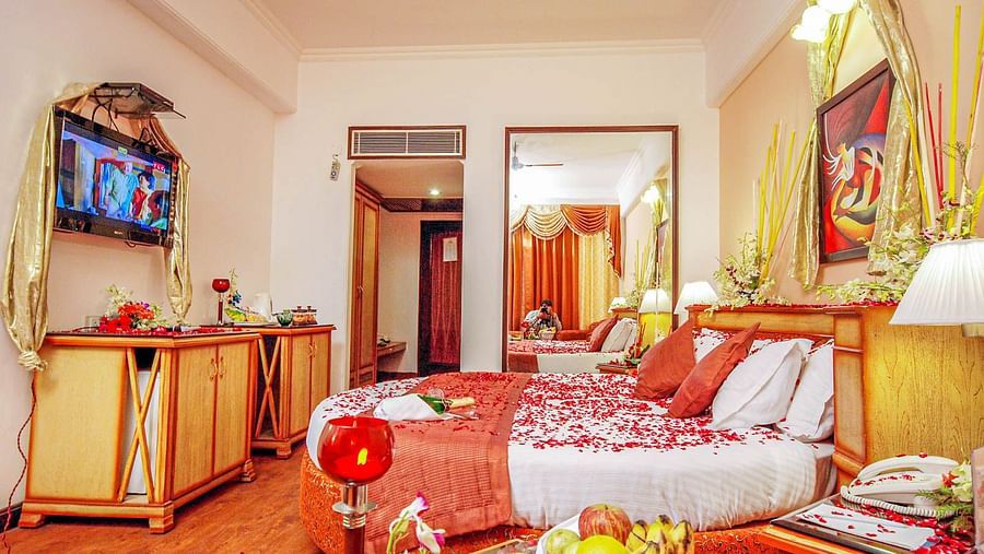 A side view of a room with a round bed and TV | Sun Park Hotel & Banquet, Chandigarh - Zirakpur
