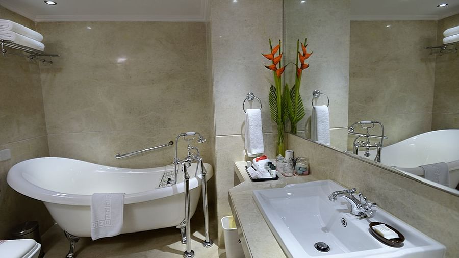 Clarks Varanasi - the bathtub at the washroom of the Suite