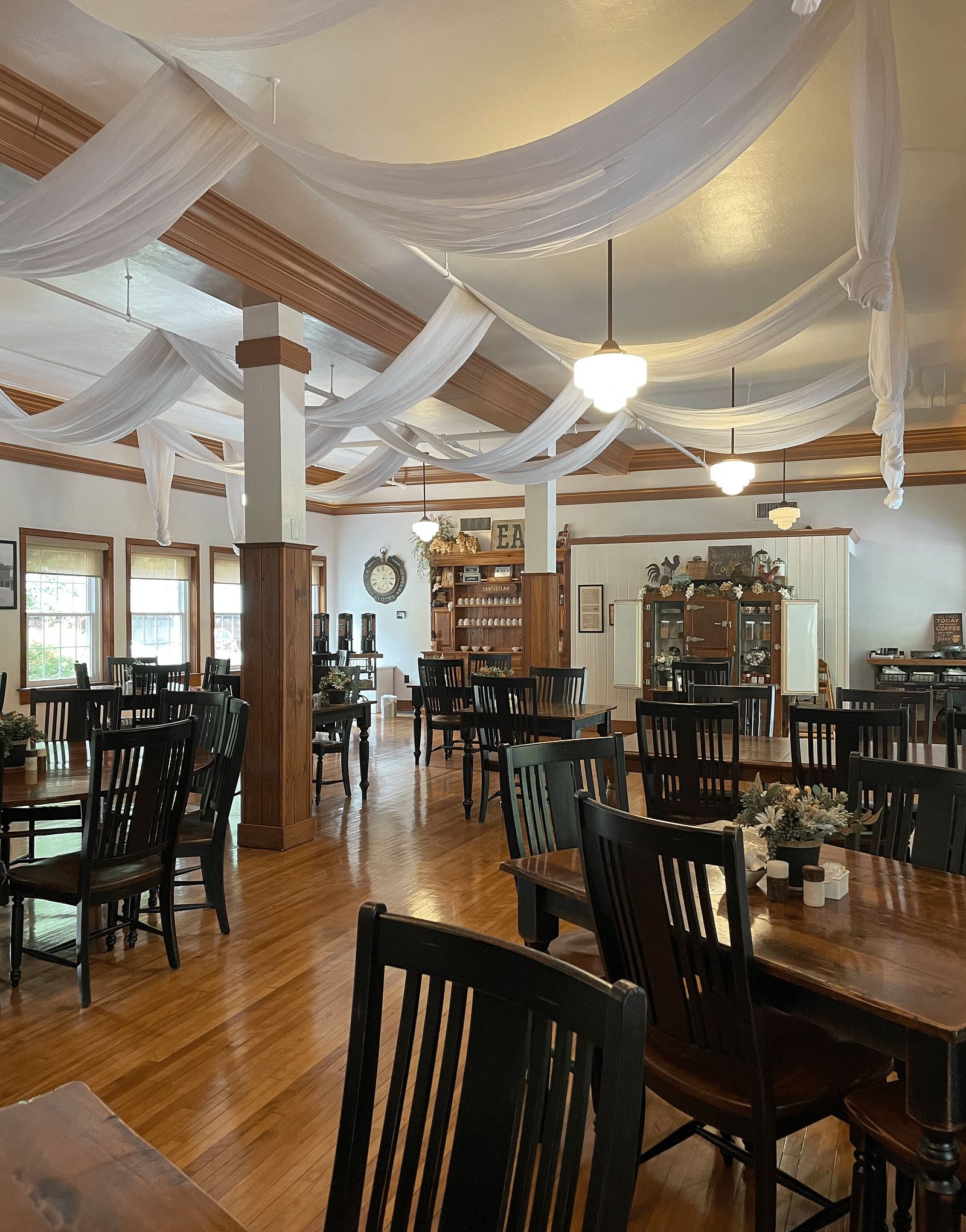 the cheoah dining room featuring a spacious and a brightly lit dining area - Historic Tapoco Lodge