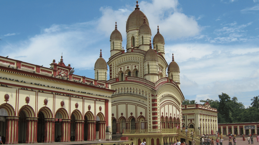 The iconic Dakshineswar Kali Temple in Kolkata featuring its grand courtyard and traditional architecture.