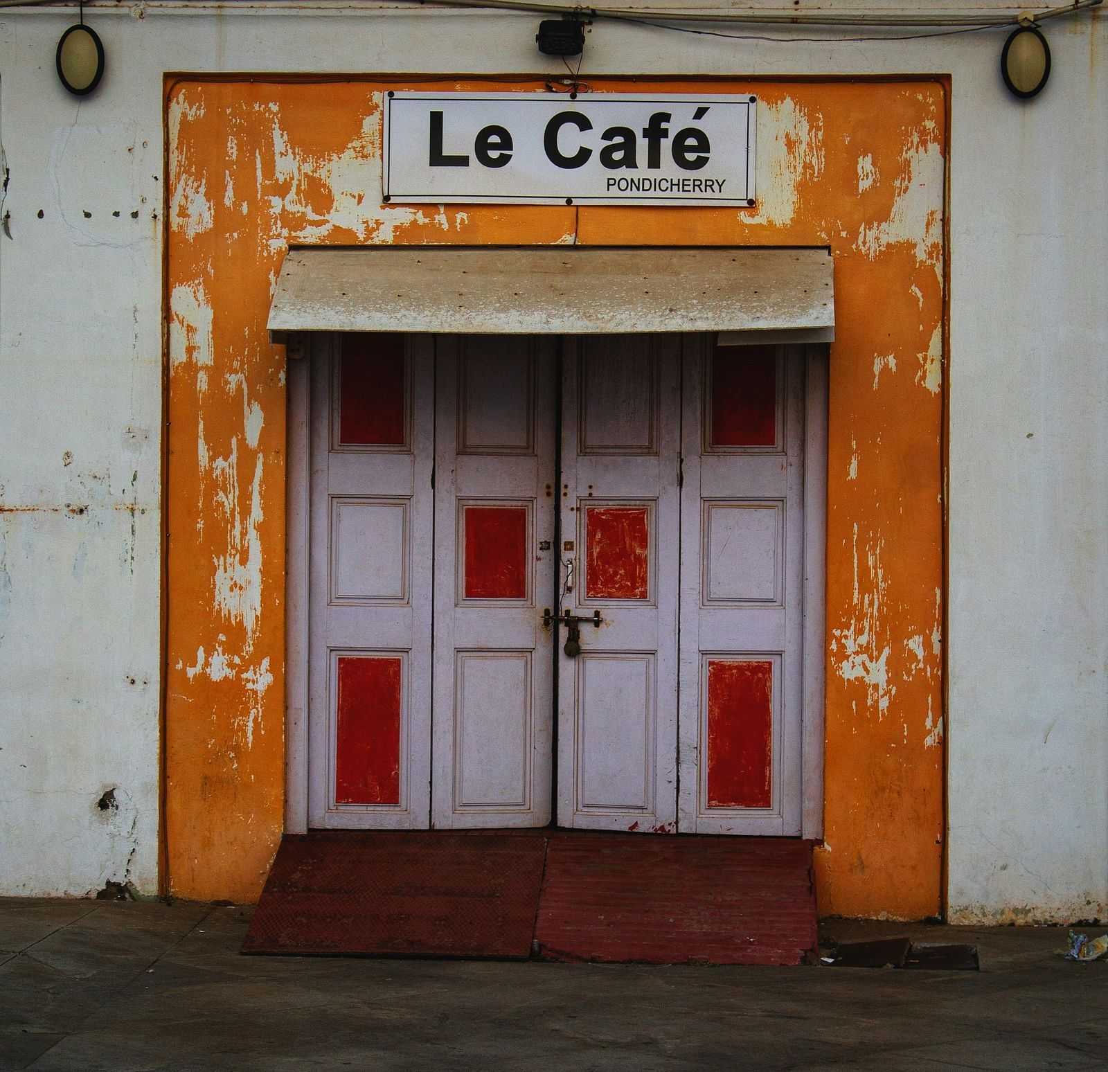 Facade view of an entrance to a building in the french quarters in Pondicherry