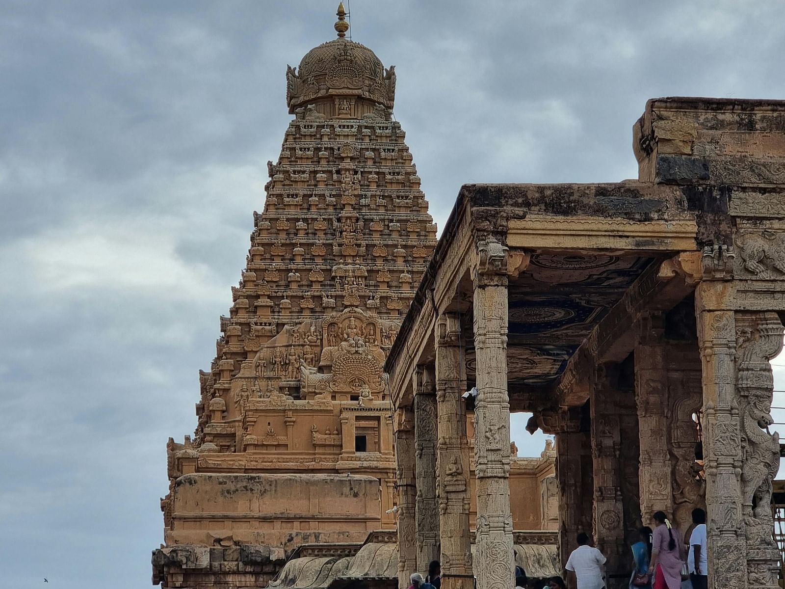 An image of the temple where believers are going to pray