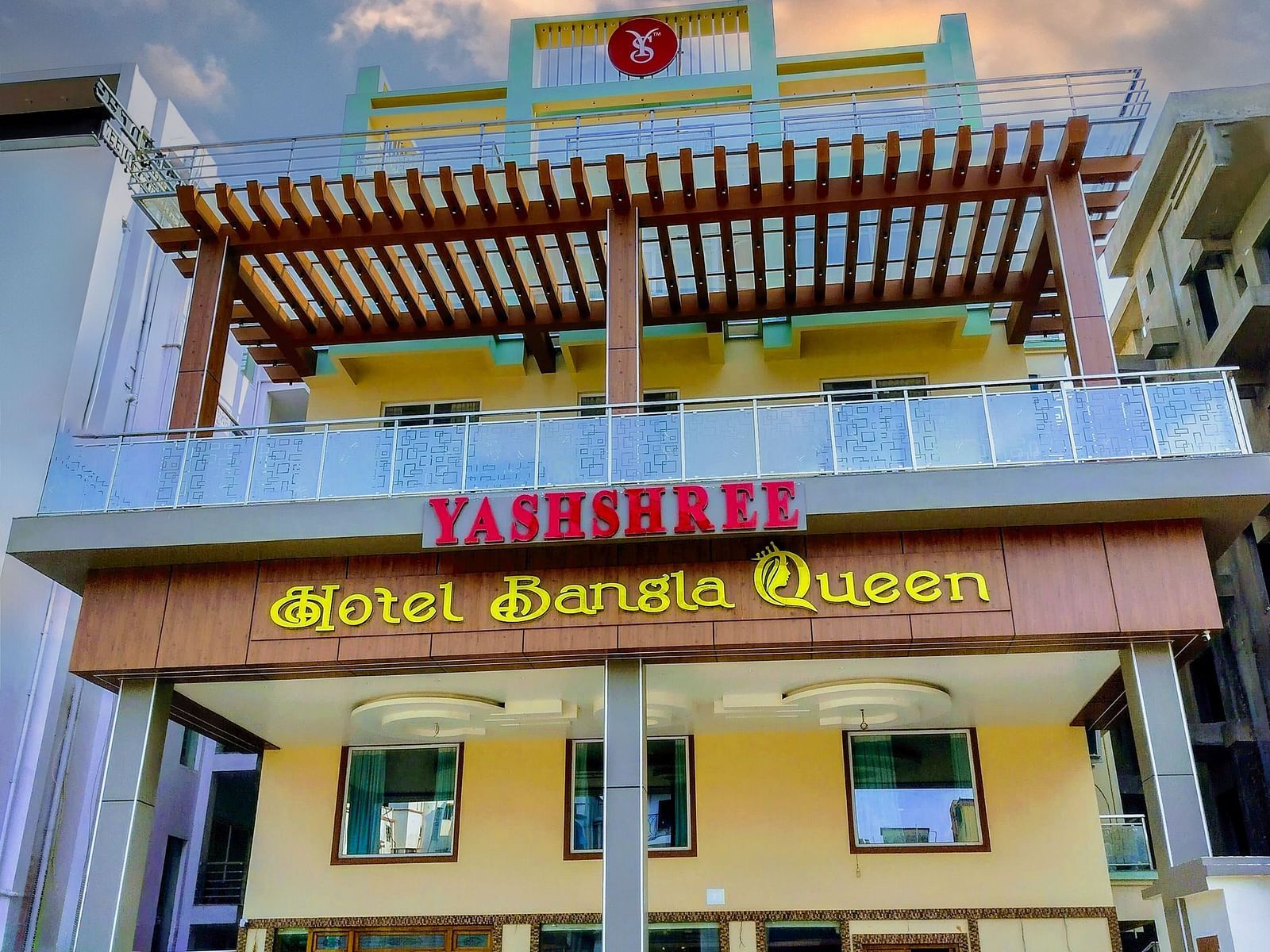 Exterior view of Yashshree Bangla Queen, Digha on a cloudy evening.