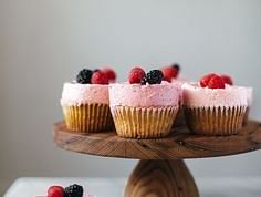alt-text 4 cupcakes kept on display 2