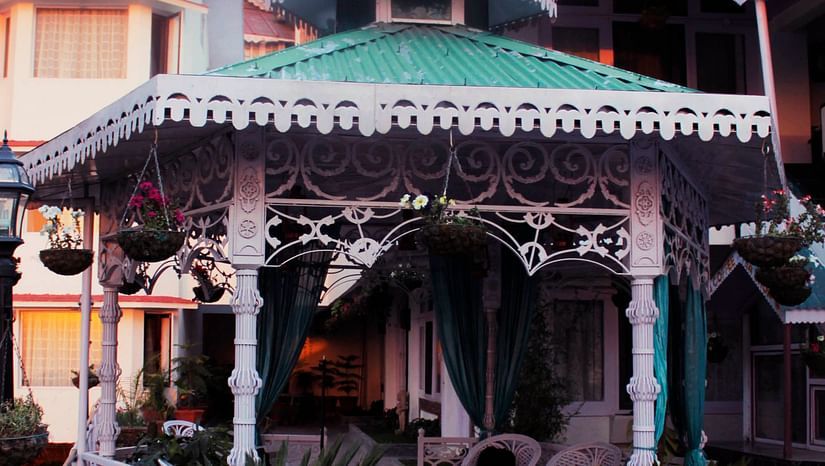 outside view of hotel mount view, best hotels in dalhousie 5
