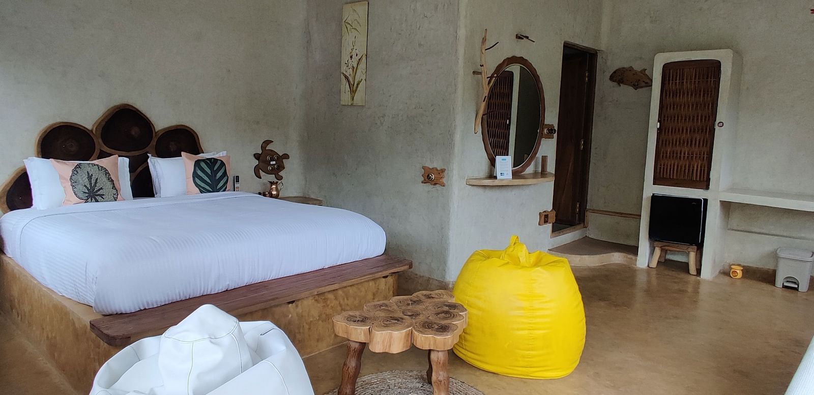 Spacious Amberjack Room with stylish decor and extra space for relaxation, perfect for a group stay.
