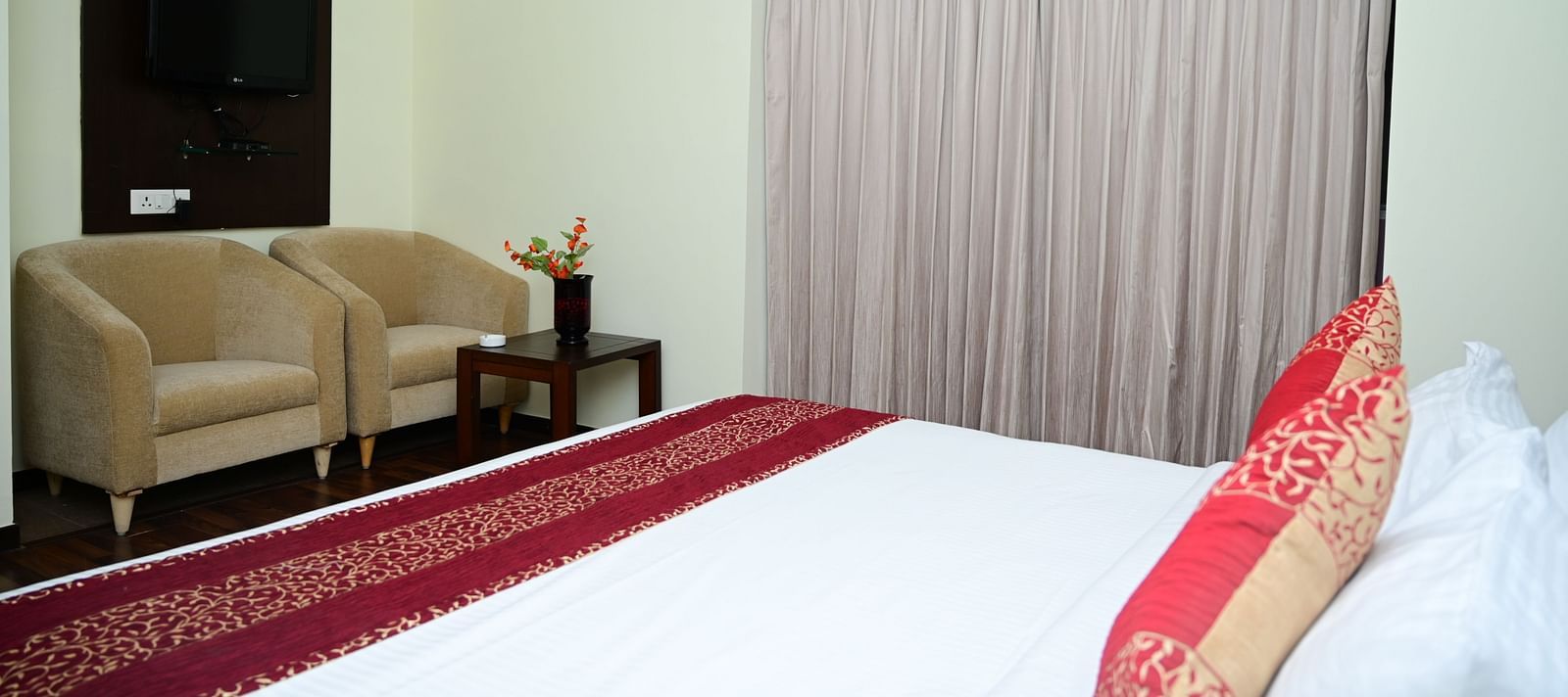 Image of a bed and two sofas at the Executive Suite at Sterling Keys by TGI