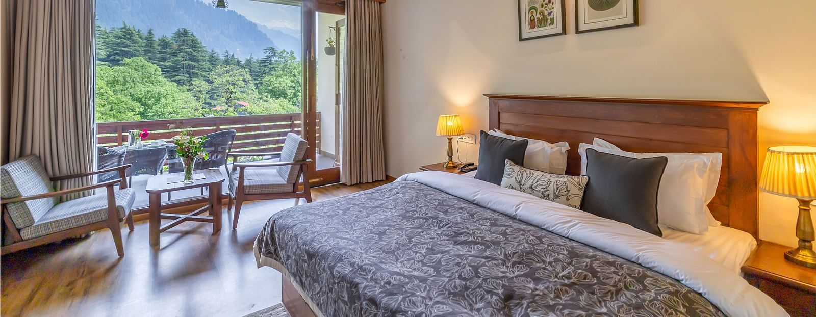 superior room with queen bed with comfortable sofas at Bedzz Xclusiv Baikunth, Manali