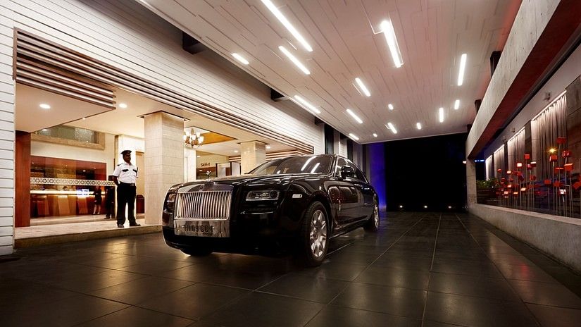 Car entering the driveway at Hablis Hotel, Chennai