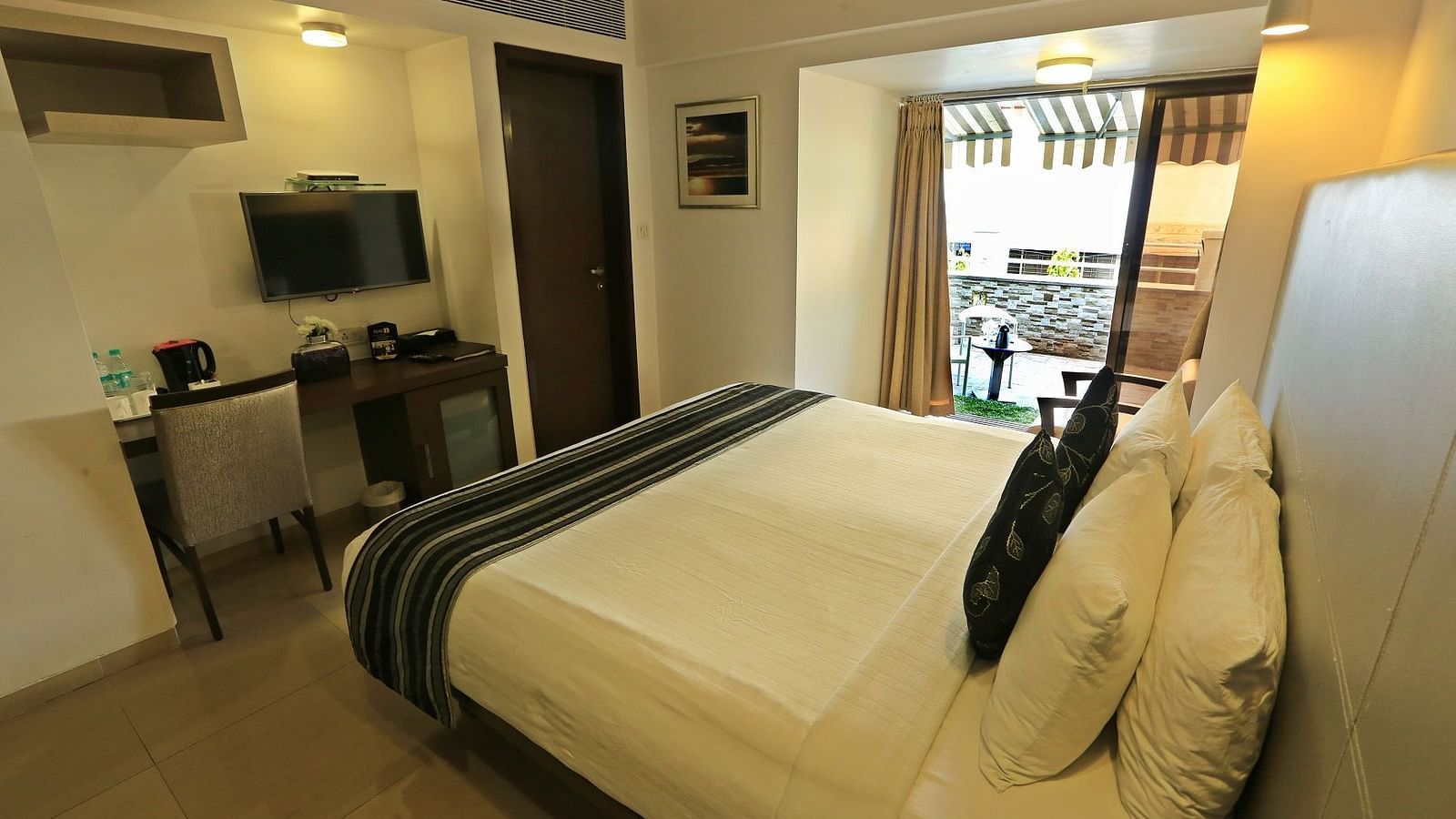Top veiw of a room with bed and televison in front of it at The Oriental Residency 