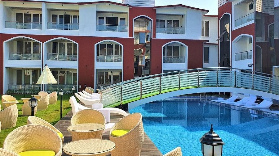 seating arrangements next to the swimming pool - VITS shanti solitaire, North Goa
