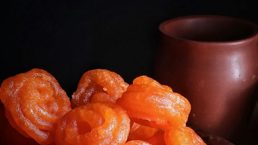 a image of a plate of sweet and crispy jalebis.
