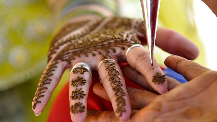 Deo Bagh - 17th Century, Gwalior - a woman getting mehendi on her hand