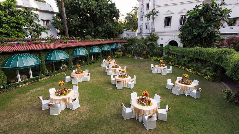 Round table seating arrangements on the lawn area for an event at Kenilworth Hotel, Kolkata