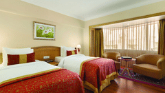 twin beds in a Deluxe Room at Hotel Ramada Plaza Palm Grove