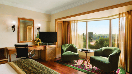 seating area in a Deluxe Room at Hotel Ramada Plaza Palm Grove