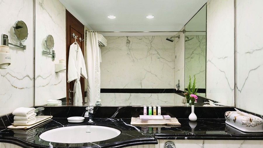 Bathroom at Ramada Plaza Palm Grove 432