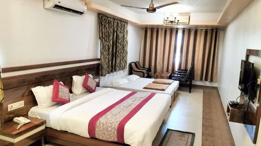 The Suite at Mountview Resort, furnished with two king size beds, a wall-mounted TV, air-conditioning, and a seating area.