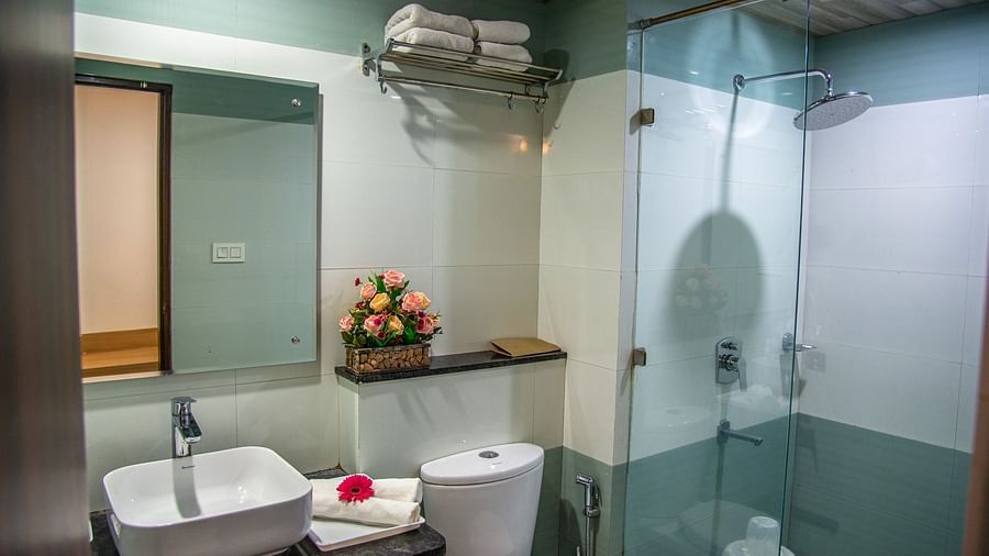 A mirror and sink in a washroom | Sun Park Hotel & Banquet, Chandigarh - Zirakpur