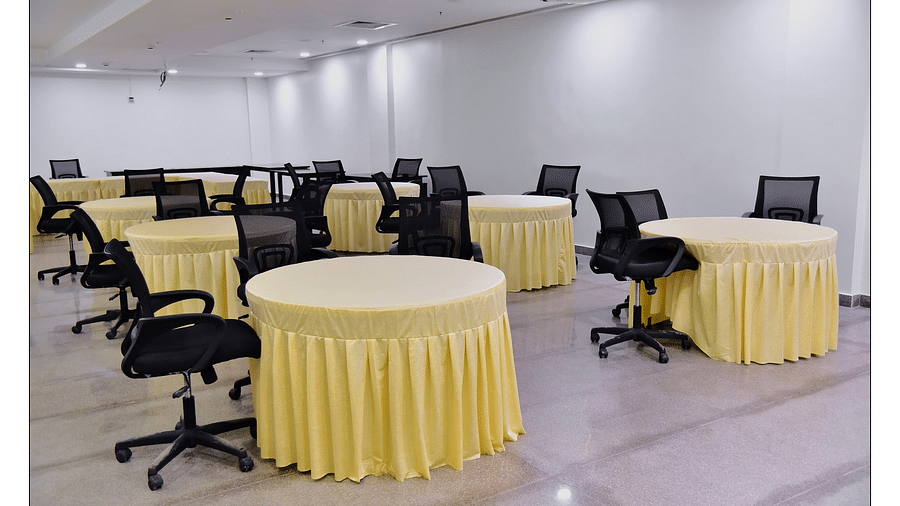 banquet hall with roundtable setting for meetings and events - Royal Lotus View Resotel
