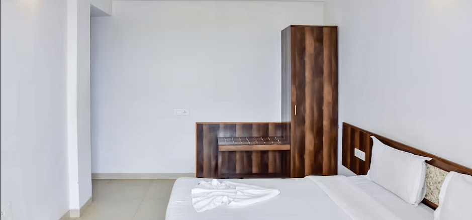 A  spacious room with a bed and wardrobe at La Vida Studio Inn Goa.